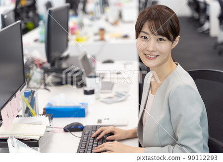 Portrait of a business woman working in the office 90112293
