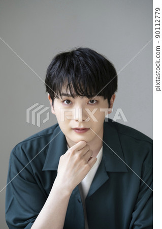 Portrait of a young man with make-up 90112779