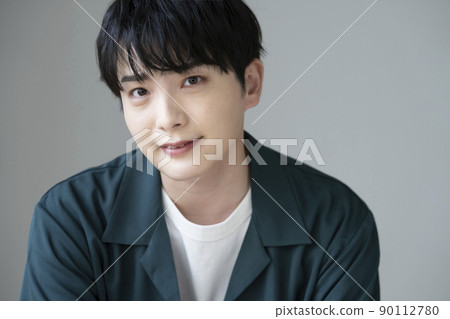 Portrait of a young man with make-up 90112780