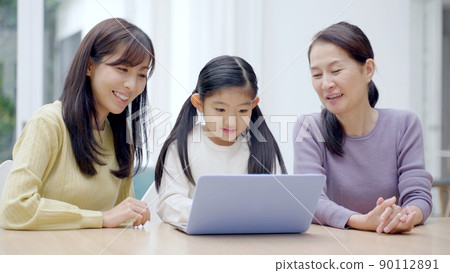 三代家庭在客廳使用電腦 90112891