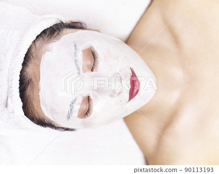 beautiful young asian woman receiving a facial skincare treatment 90113193
