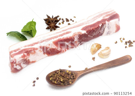 壹塊精選的五花肉與蒜瓣八角花椒擺放在白色背景上 90113254