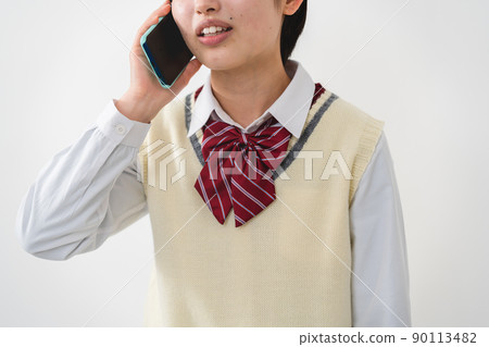 高中女生用智能手機說話 高中女生用智能手機說話 90113482
