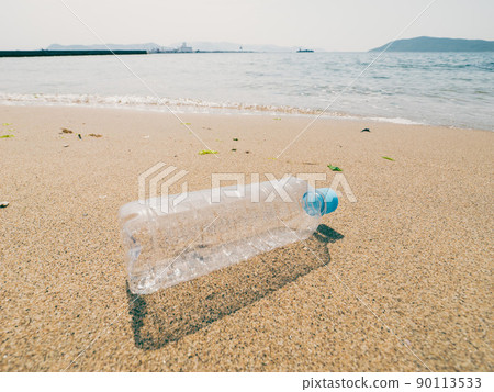 [Environment] PET bottles thrown away on the sandy beach of the sea 90113533