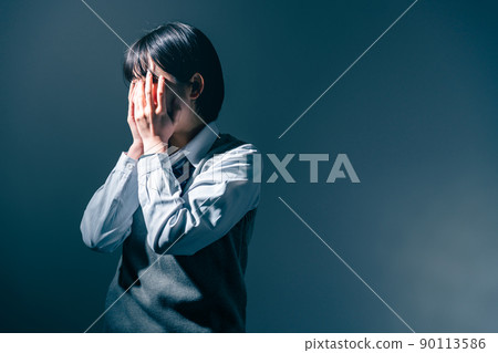 用手遮住臉的女高中生 90113586