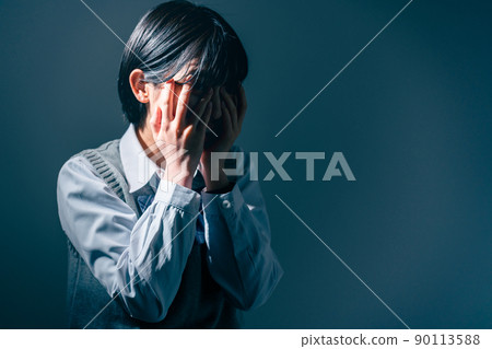 用手遮住臉的女高中生 90113588