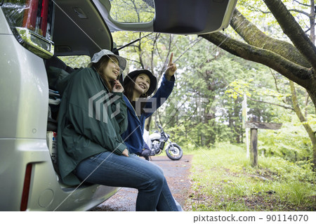 兩個女人雨後坐在汽車後備箱裡看風景 90114070