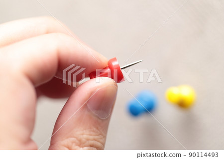 刺穿圖釘的男性手指 刺穿圖釘的男性手指 90114493