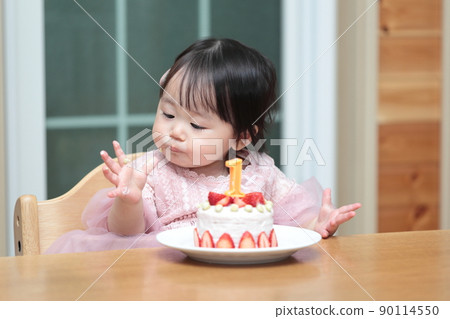 Daughter eating smash cake on her 1st birthday Daughter eating smash cake on her 1st birthday 90114550