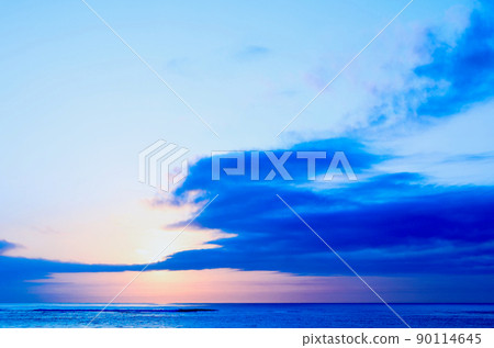 5月下旬：久治濱海岸的日出雲 90114645