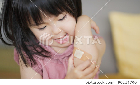 關心受傷手臂繃帶的4歲小孩（育兒/育兒） 90114700