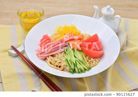 夏季主食,冷凍中餐,hiyashi chuka。冷面菜。 夏季主食,冷凍中餐,hiyashi chuka。冷面菜。 90115627