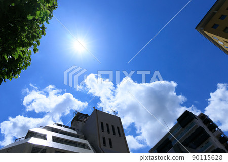 東京的藍天，太陽的光芒 90115628