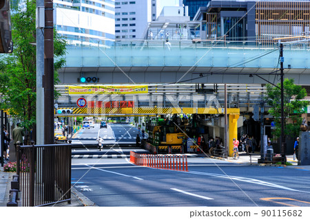 在東京濱松町站前的警衛下 在東京濱松町站前的警衛下 90115682