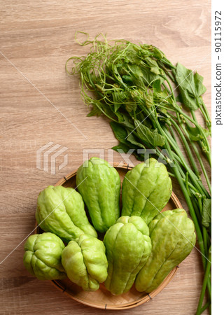 Chayote squash fruit and leaf on wooden background, Organic vegetables from local market 90115972