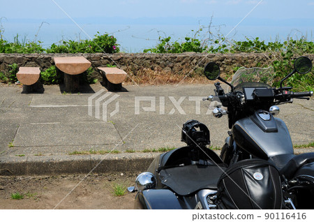 站在停車場的黑色邊車，可以看到海景 90116416