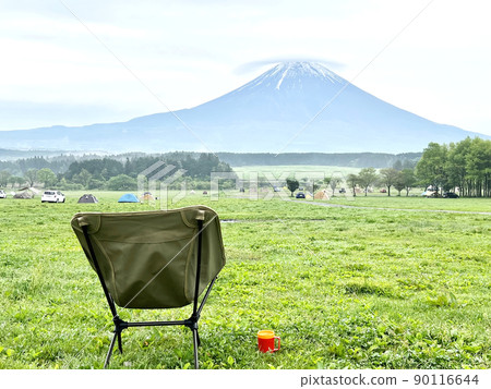 面向富士山的戶外椅子和杯子 90116644