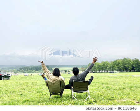 男人和女人坐在戶外椅子上，在富士山前舉手 90116646