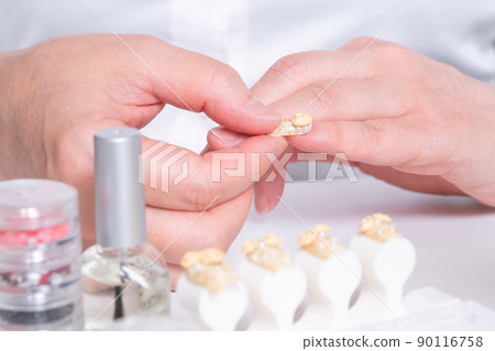Adhesion of nail tips 90116758