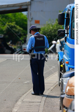 Police officer who controls speed violation 90117073