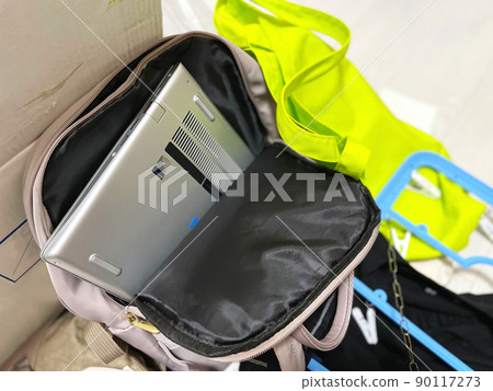 在凌亂的房間裡放在包裡的筆記本電腦 在凌亂的房間裡放在包裡的筆記本電腦 90117273