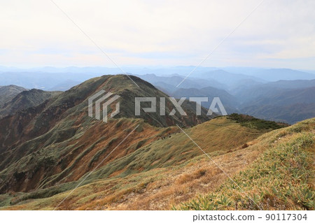Mt. Sannomine seen from the summit of Mt. Bessan, Mt. Haku 90117304