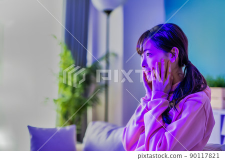看恐怖電影的年輕女人 看恐怖電影的年輕女人 90117821
