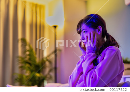 看恐怖電影的年輕女人 看恐怖電影的年輕女人 90117822
