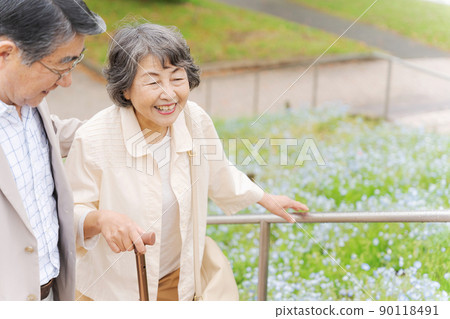 Ascending and descending stairs, senior couple 90118491