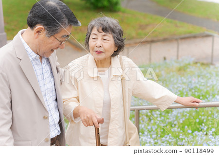 Ascending and descending stairs, senior couple 90118499