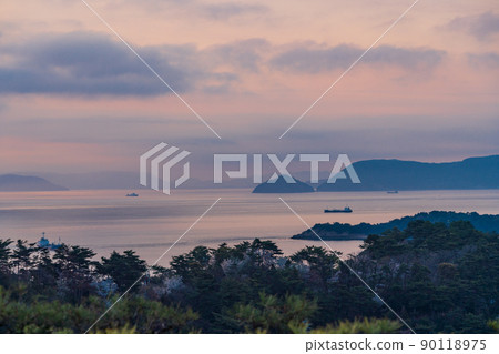 (Okayama Prefecture) The sea in Setouchi seen from the Washuyama Observatory at dawn 90118975