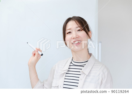 Woman explaining in front of the whiteboard Woman explaining in front of the whiteboard 90119264