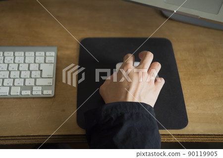 Close-up of the hand operating the mouse 90119905