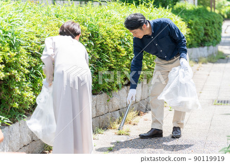 People who volunteer to pick up trash (cleaning, cleaning, social contribution) 90119919