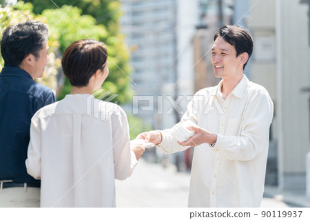 A man who works part-time to distribute pocket tissue in the city 90119937