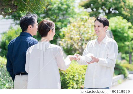 一個在城裡兼職分發口袋紙巾的人 一個在城裡兼職分發口袋紙巾的人 90119939