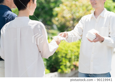 一個在城裡兼職分發口袋紙巾的人 一個在城裡兼職分發口袋紙巾的人 90119941