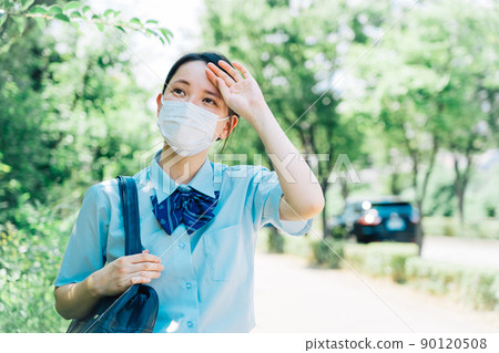High school students wearing masks to go to school 90120508