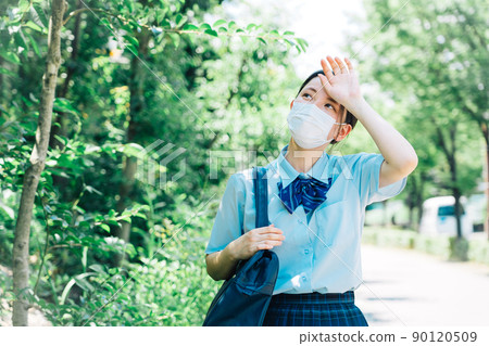 高中生戴口罩上學 90120509