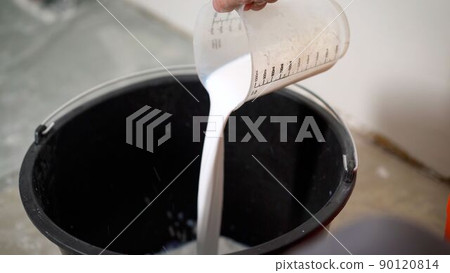 The construction primer is diluted with water. The primer is diluted with water. The primer is diluted with water using a flask. Priming the floor. 90120814