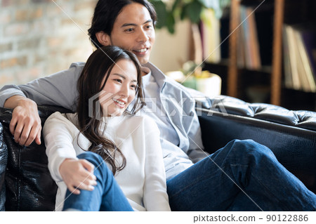 Married couple, family, lifestyle, living room 90122886
