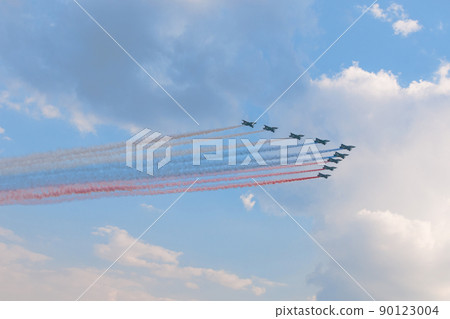 俄羅斯空軍蘇霍伊 Su-25 彩色煙霧(俄羅斯國旗) 俄羅斯空軍蘇霍伊 Su-25 彩色煙霧(俄羅斯國旗) 90123004
