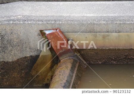 A state in which the overturning weir installed in the irrigation canal is manually overturned and then completely returned to the standby position. A state in which the overturning weir installed in the irrigation canal is manually overturned and then completely returned to the standby position. 90123132