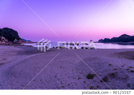 高知縣土佐清水市龍浜海岸東側名為櫻濱的沙灘的夜景 90123587