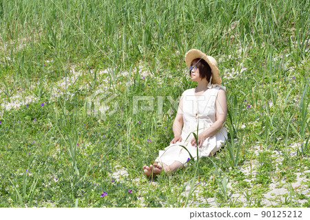 初夏在北海道八雲町熊石的沙灘上為女人拍照 初夏在北海道八雲町熊石的沙灘上為女人拍照 90125212