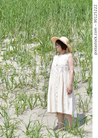 初夏在北海道八雲町熊石的沙灘上為女人拍照 初夏在北海道八雲町熊石的沙灘上為女人拍照 90125222