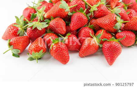 在白背景的桌上有一堆新鮮的草莓 在白背景的桌上有一堆新鮮的草莓 90125797