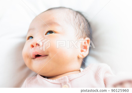 有鴨嘴歡快的表情的嬰兒 90125960