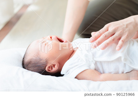 小睡,嬰兒睡覺,打哈欠,肚子脹痛,出生後 22 天 小睡,嬰兒睡覺,打哈欠,肚子脹痛,出生後 22 天 90125966