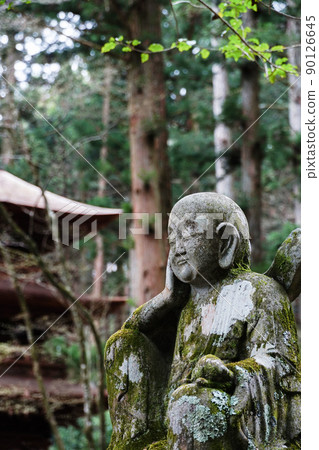 Hoshakuzan Kozenji Temple Jizo Bodhisattva statue on the left of the stairs in front of the main hall 90126645